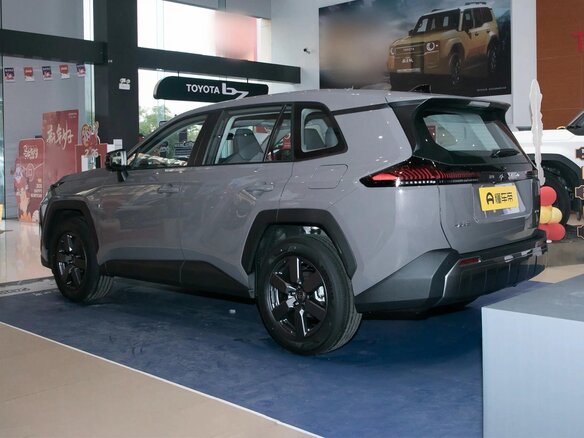 2026 Toyota RAV4 VI (XA60), серый - вид 3