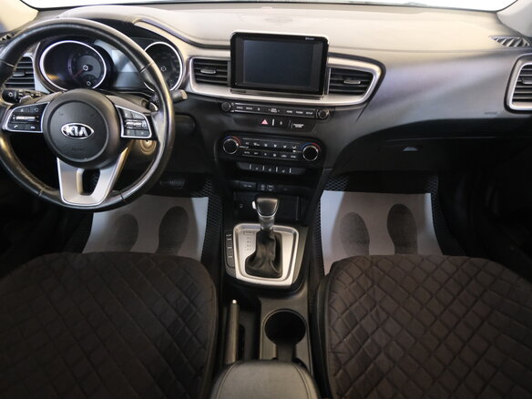 2018 Kia Ceed III, серебристый, 1549000 рублей - вид 10