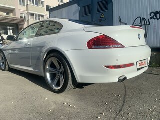 2008 BMW 6 серии 650i II (E63/E64) Рестайлинг, белый, 1900000 рублей, вид 4