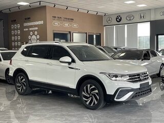 2022 Volkswagen Tiguan II Рестайлинг, белый, 1980000 рублей, вид 1