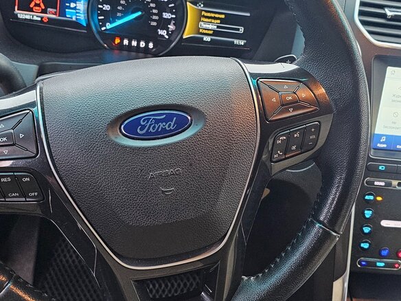 2015 Ford Explorer V Рестайлинг, красный, 2500000 рублей - вид 8