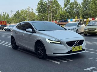 2018 Volvo V40 II Рестайлинг, белый, 1768000 рублей, вид 3