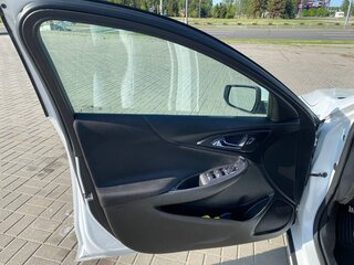 2018 Chevrolet Malibu IX, белый, 1449793 рублей, вид 5
