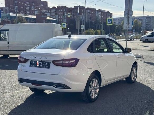2024 Lada (ВАЗ) Vesta I Рестайлинг (NG), белый, 1650000 рублей - вид 2