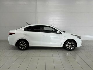 2017 Kia Rio III Рестайлинг, белый, 1180000 рублей, вид 4