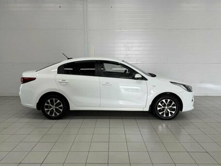 2017 Kia Rio III Рестайлинг, белый, 1160000 рублей, вид 4