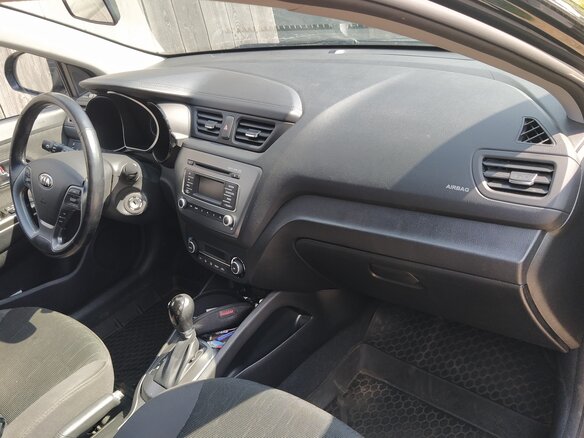 2015 Kia Rio III Рестайлинг, чёрный - вид 3