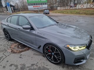 2021 BMW 5 серии M550i xDrive VII (G30/G31/G38) Рестайлинг, серый, 6620000 рублей, вид 4