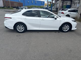 2021 Toyota Camry VIII (XV70), белый, 3100000 рублей, вид 4