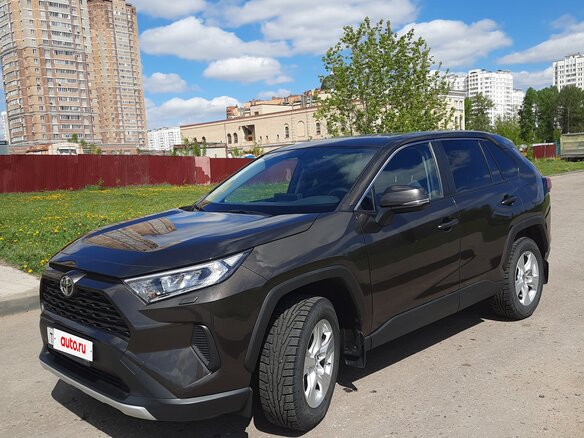 2021 Toyota RAV4 V (XA50), коричневый, 3400000 рублей