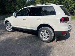 2010 Volkswagen Touareg I Рестайлинг, белый, 1690000 рублей, вид 5
