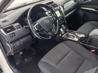 2018 Toyota Camry VII (XV50) Рестайлинг 2, белый, 2600000 рублей, вид 3