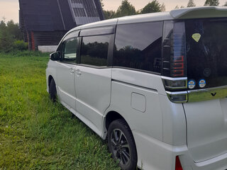 2018 Toyota Voxy III (R80) Рестайлинг, белый, 2700000 рублей, вид 4