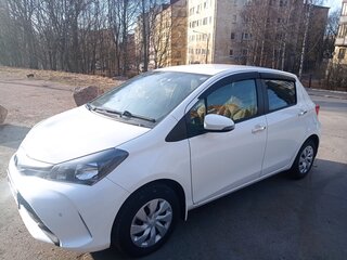 2016 Toyota Vitz III (XP130) Рестайлинг, белый, 850000 рублей, вид 4