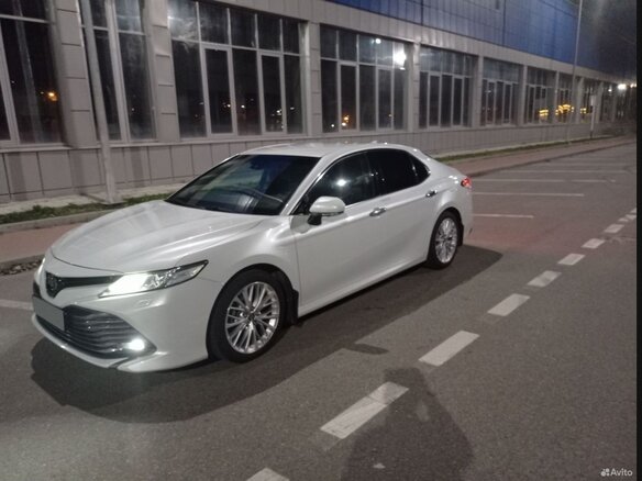 2018 Toyota Camry VIII (XV70), белый, 2700000 рублей - вид 1