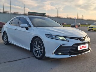 2023 Toyota Camry VIII (XV70) Рестайлинг, белый, 4390000 рублей, вид 4