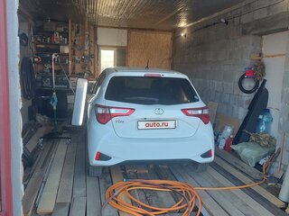 2019 Toyota Vitz III (XP130) Рестайлинг, белый, 945000 рублей, вид 3