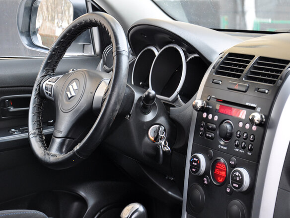 2011 Suzuki Grand Vitara II Рестайлинг, белый - вид 4