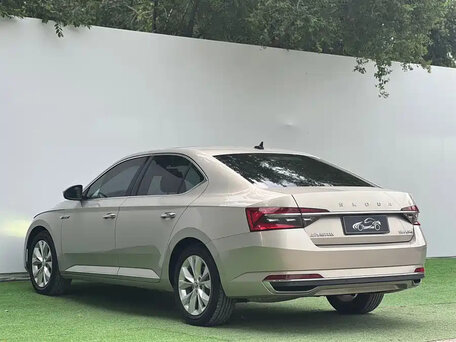 2022 Skoda Superb III Рестайлинг, бежевый, 1850000 рублей, вид 5