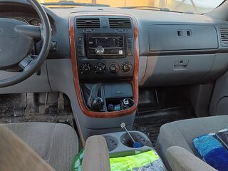 2004 Kia Carnival I Рестайлинг, серебристый, 550000 рублей, вид 2
