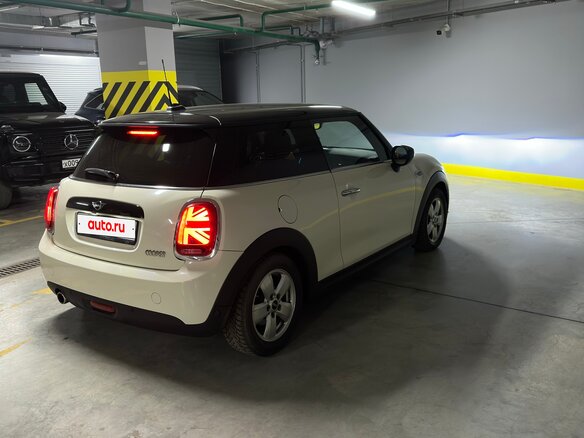 2021 Mini Hatch Cooper III (F55/F56) Рестайлинг, белый, 2600000 рублей - вид 5