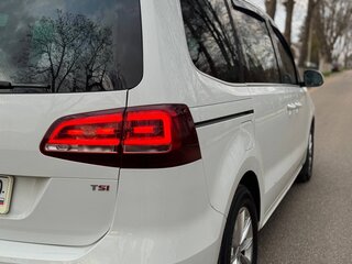 2017 Volkswagen Sharan II Рестайлинг, белый, 2000000 рублей, вид 3