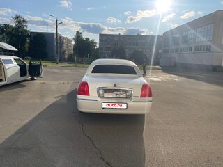 2004 Lincoln Town Car III Рестайлинг, белый, 777777 рублей, вид 3