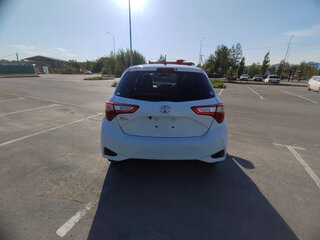 2019 Toyota Vitz III (XP130) Рестайлинг, белый, 1035000 рублей, вид 5