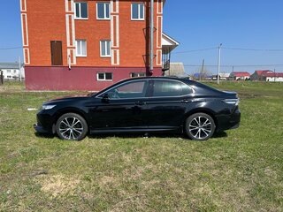 2020 Toyota Camry VIII (XV70), чёрный, 3100000 рублей, вид 4