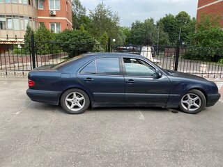 1999 Mercedes-Benz E-Класс 240 II (W210, S210) Рестайлинг, синий, 780000 рублей, вид 3