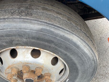 2004 Volvo VNM, оранжевый, 2000000 рублей, вид 3