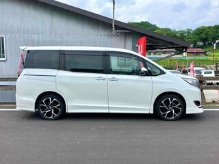 2019 Toyota Noah III (R80) Рестайлинг, белый, 2990000 рублей, вид 2