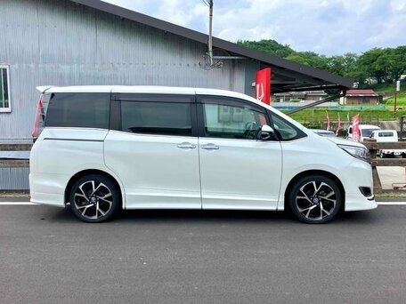 2019 Toyota Noah III (R80) Рестайлинг, белый, 2990000 рублей, вид 2