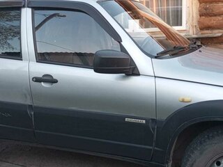 2016 Chevrolet Niva I Рестайлинг, серебристый, 650000 рублей, вид 3