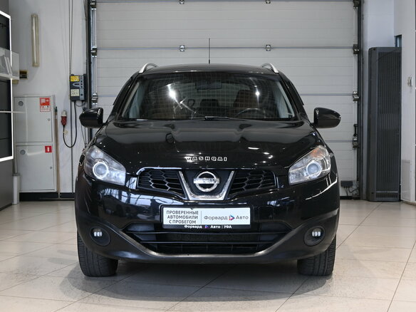 2010 Nissan Qashqai+2 I Рестайлинг, чёрный - вид 2