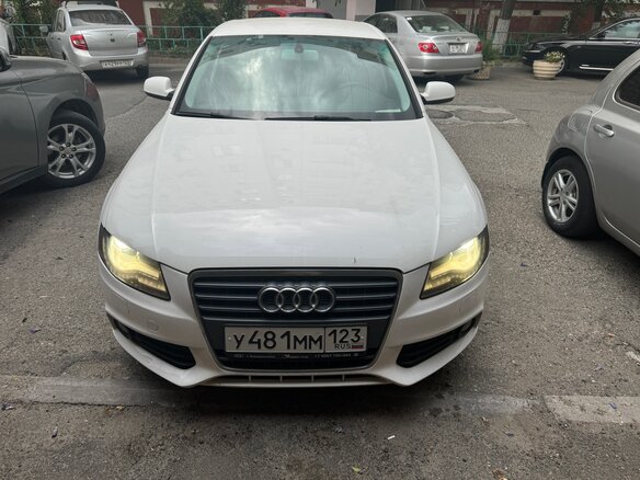 2010 Audi A4 IV (B8), белый, 1300000 рублей