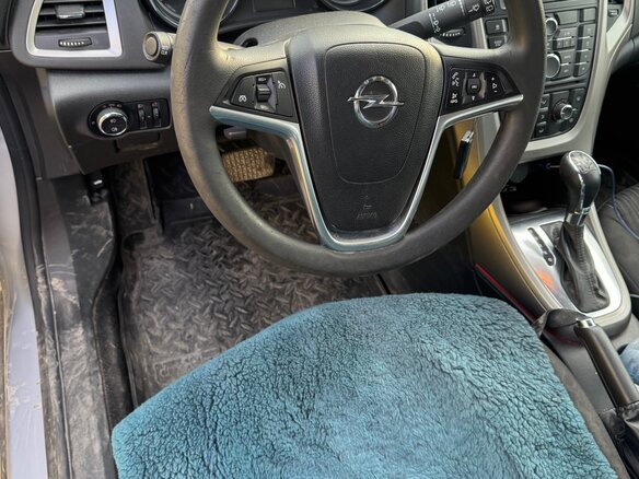 2012 Opel Astra J Рестайлинг, серебристый, 550000 рублей - вид 3