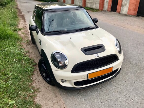 2011 Mini Hatch Cooper S II (R56) Рестайлинг, белый - вид 1