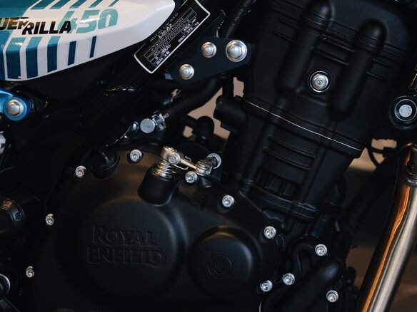 2026 Royal Enfield Guerrilla 450, синий, 559000 рублей - вид 12