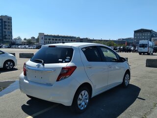 2011 Toyota Vitz III (XP130), белый, 968000 рублей, вид 3