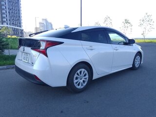 2019 Toyota Prius IV Рестайлинг (XW50), белый, 1850000 рублей, вид 3