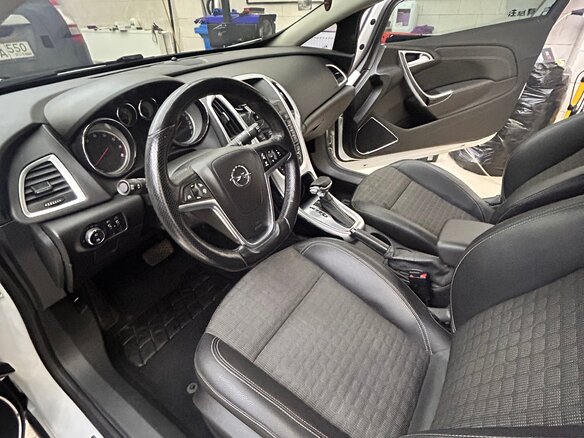 2013 Opel Astra GTC J Рестайлинг, белый - вид 20
