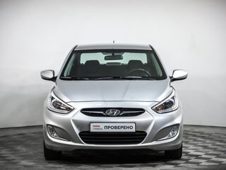 2013 Hyundai Solaris I, серебристый, 899777 рублей, вид 2