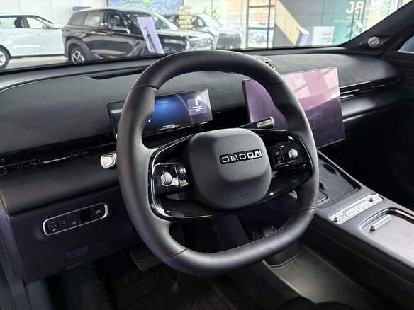 2026 Omoda C7, серебристый, 3099000 рублей - вид 4