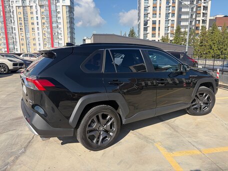 2023 Toyota RAV4 V (XA50), чёрный, 3400000 рублей, вид 4