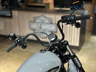 2025 Harley-Davidson Street Bob, серебристый, 2290000 рублей, вид 2
