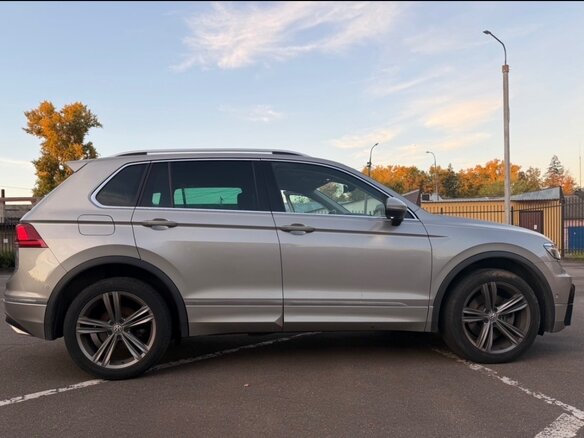 2019 Volkswagen Tiguan II, серебристый - вид 3