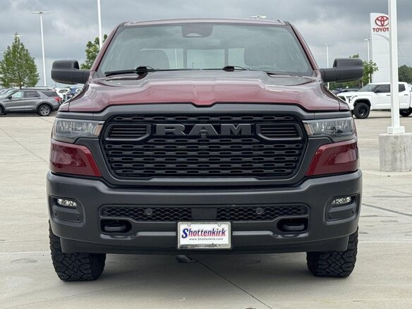 2025 Ram 1500 Quad Cab V Рестайлинг, красный, 5753000 рублей - вид 1