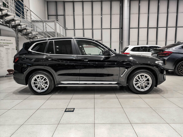 2021 BMW X3 20i xDrive III (G01) Рестайлинг, чёрный, 4430000 рублей - вид 3