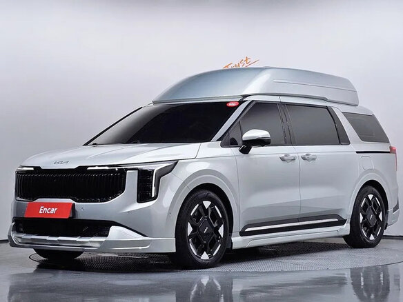 2025 Kia Carnival IV Рестайлинг, серебристый, 7400001 рублей
